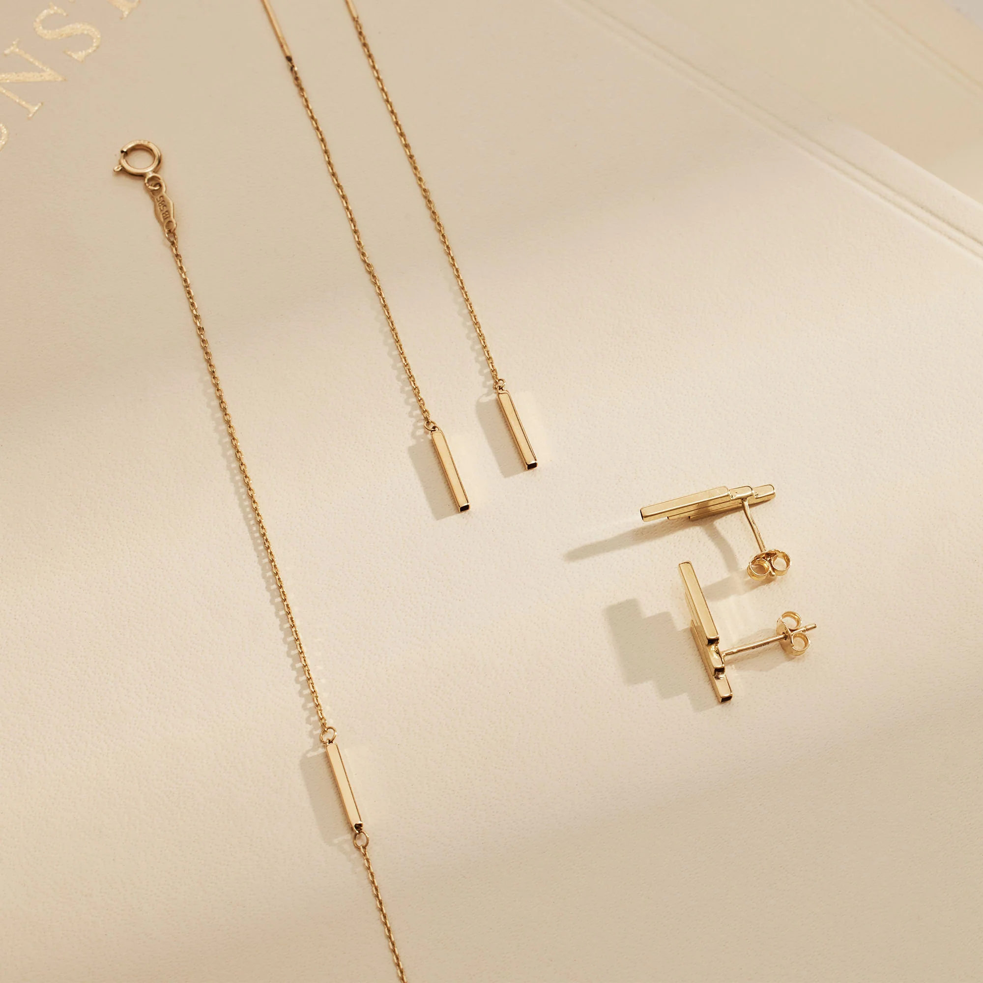 Le Marais Rosalie 14 karat gold pull through earrings with rod - Image 4