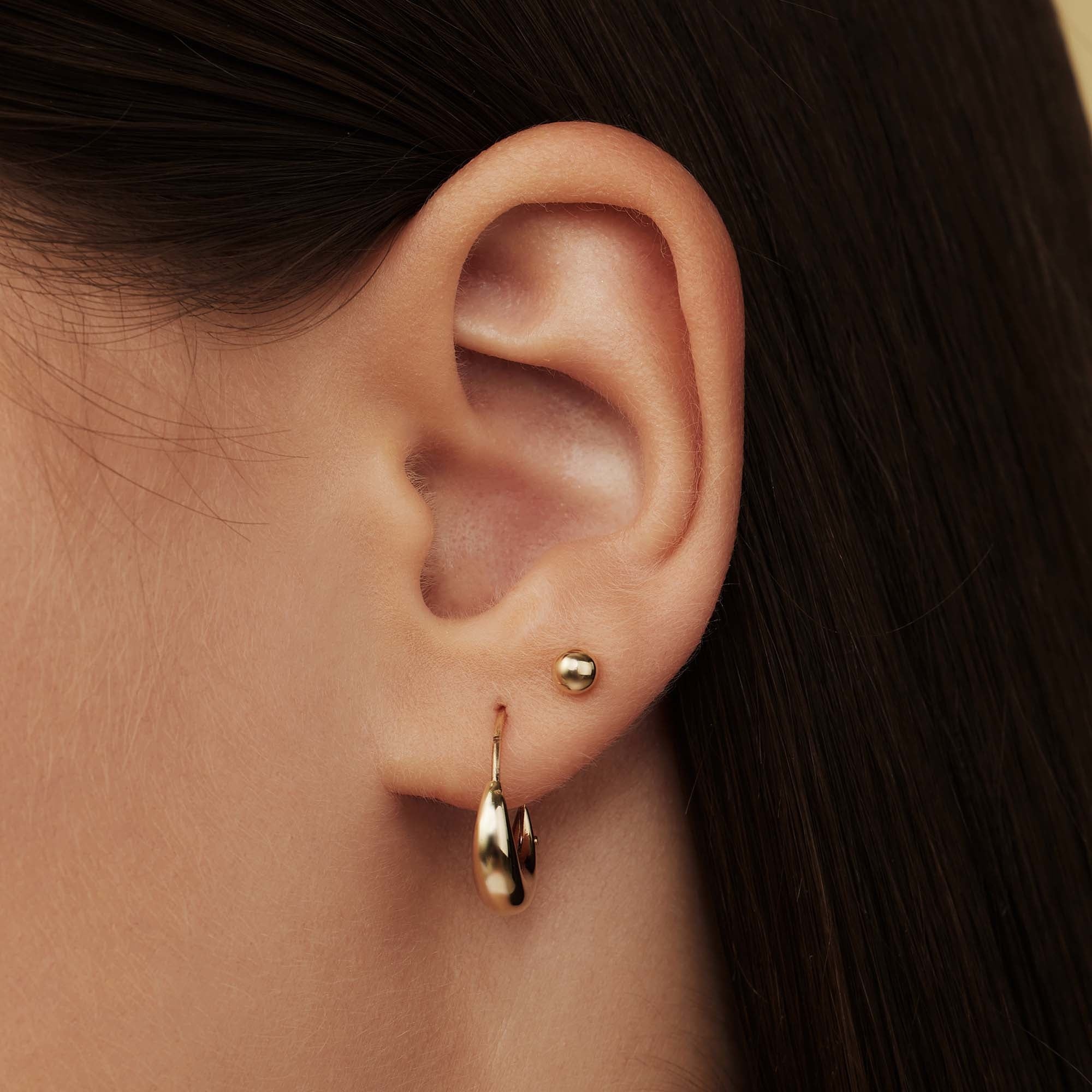 Le Marais Nadie 14 karat gold ear studs with sphere - Image 2