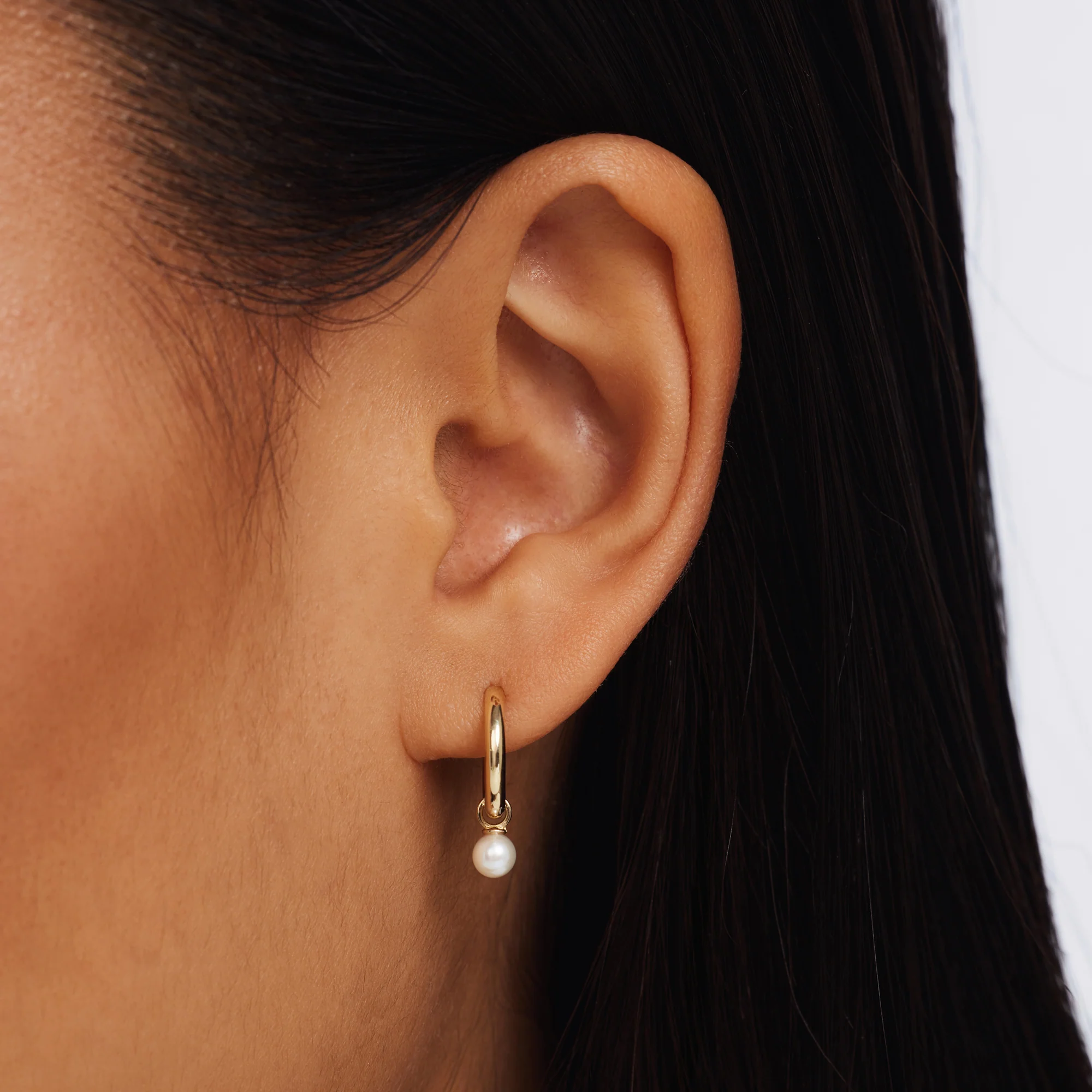 Belleville Luna 14 karat gold hoop earrings with freshwater pearl - Image 2